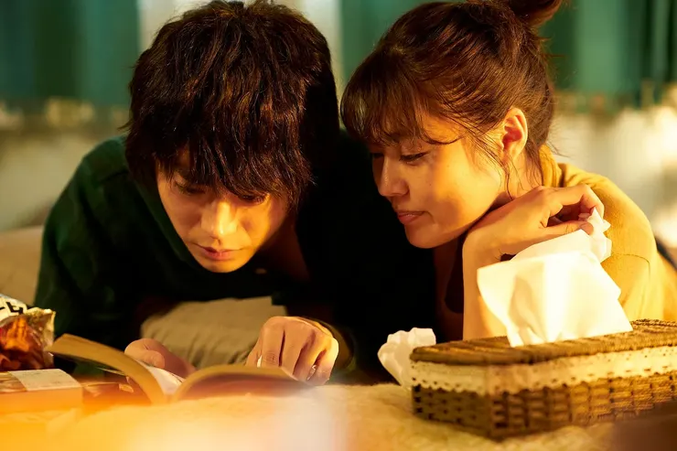 初期情到濃時，窩在家中看同一本書都甜甜蜜蜜，但感情生變後，此情此景不復在。