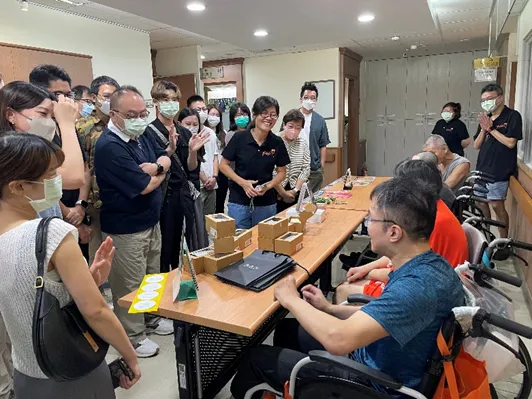 香港「社會服務聯會」一行人參訪大龍養護中心,與服務使用者互動。