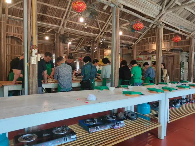 才剛回來我們的船伕就換好衣服當老師,教韓國人做春捲