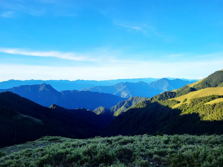 ▲奇峻山營地眺望雪劍稜線