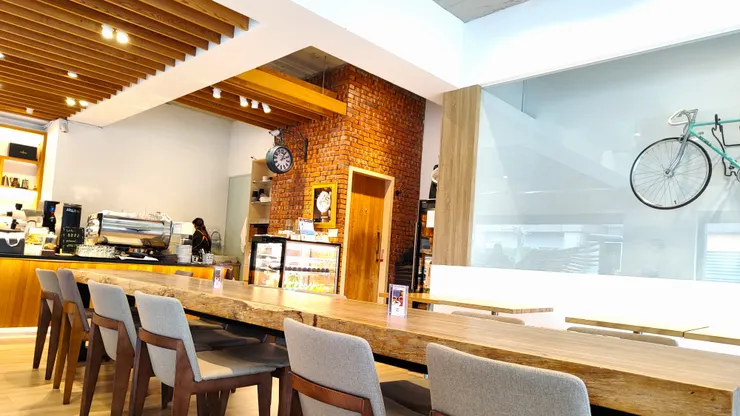 店內氣氛頗佳，使用大量原木，令人倍覺溫暖舒適。（攝影／劉幼軒）