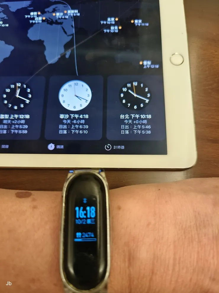 【手環以藍芽與手機連結，以往時間都會與手機同步，包括去程都一樣，但此次回台後怎樣都無法連接，時區還留在波蘭。】