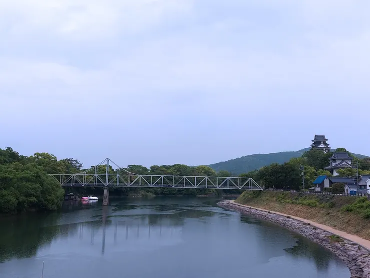 右方是岡山城，跨過月見橋，就到了岡山後樂園南門