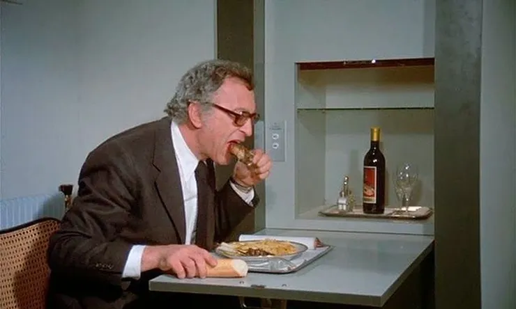 只能偷偷摸摸地在小房間私下進食