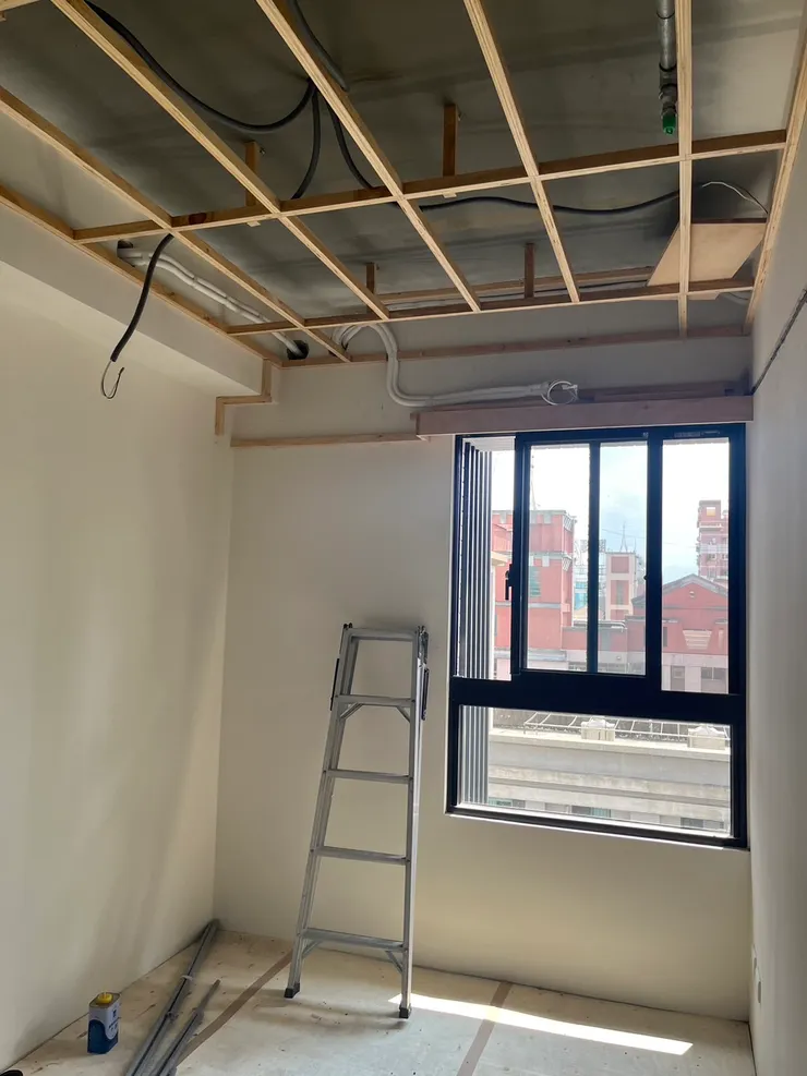 既然做了天花板，冷氣管線當然要一起考慮進去，盡可能地包覆起來。