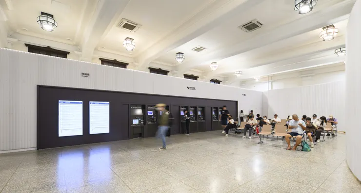 透過輕度整修、燈光照明優化了售票和候車之服務分區及動線(取自2024台灣設計展官網)