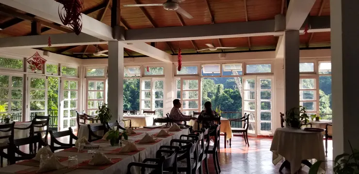 酒店的餐廳，很雅致