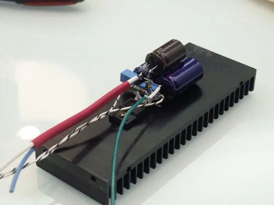 最後鎖在散熱片上,並焊上訊號線 in(綠色), Output(藍色)及地線(白色)