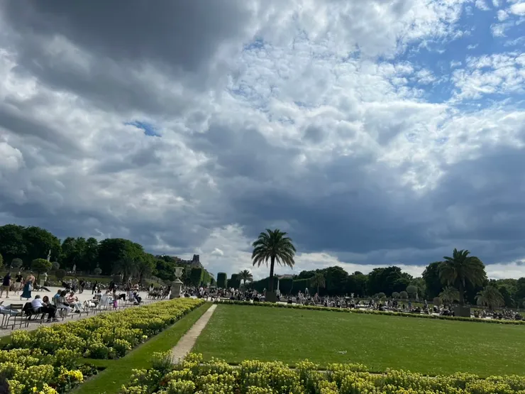 盧森堡公園的綠地很大，旁邊坐了許多曬太陽的人，這樣享受藍天綠地真舒服