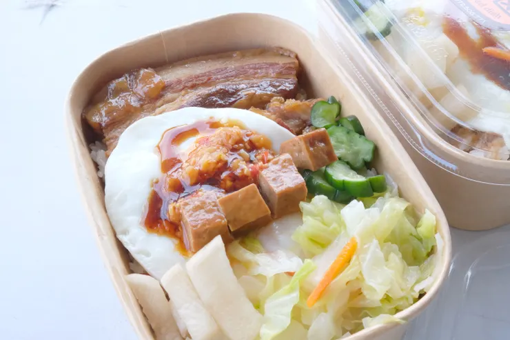 ⬆️ 控肉上亮澄澄的色澤讓人口水直流，一口咬下的瞬間，淡淡的中藥材香味撲鼻而來，軟嫩又不失嚼勁的口感，讓人忍不住就著恰到好處的鹹香滷汁又多扒了幾口白飯！