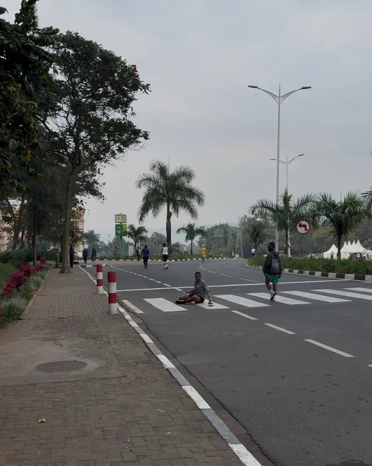 累了就在大馬路上拉筋～