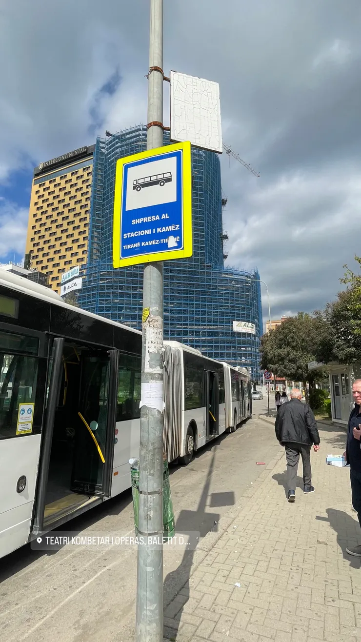 D1 HOSTEL 對面的公園就是公車站。班次滿密集的。