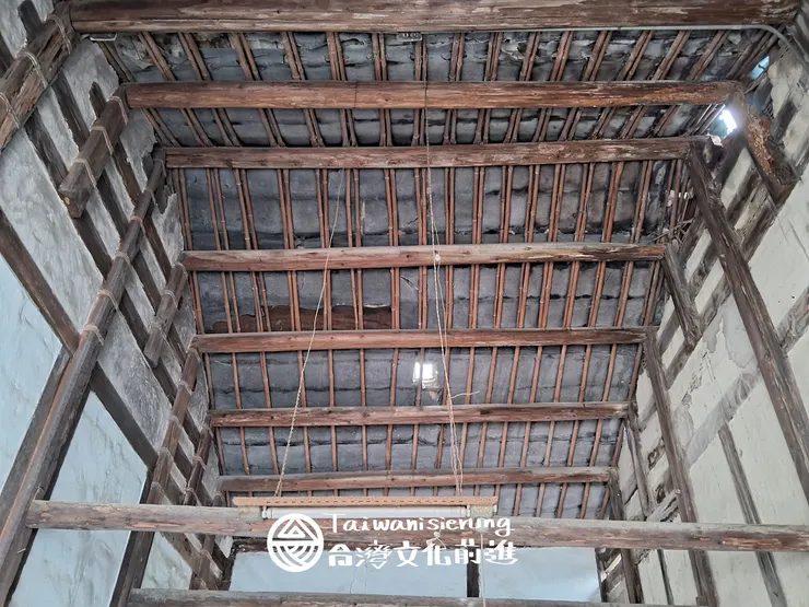 採集地點:彰4,因為建物窗戶基本上崩壞,所以從外面拍攝剛好看已看到內部非常完整、但比較簡單的木造穿斗式架構,還有屋頂用的竹管在一般的民房也很普遍。