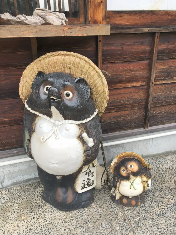 可愛的狸貓雕像