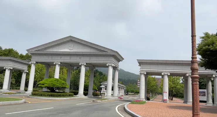 這次考場大邱的啟明大學，校園非常典雅大器，同時也是大邱著名的觀光景點（拍攝過韓版流行花園電視劇）