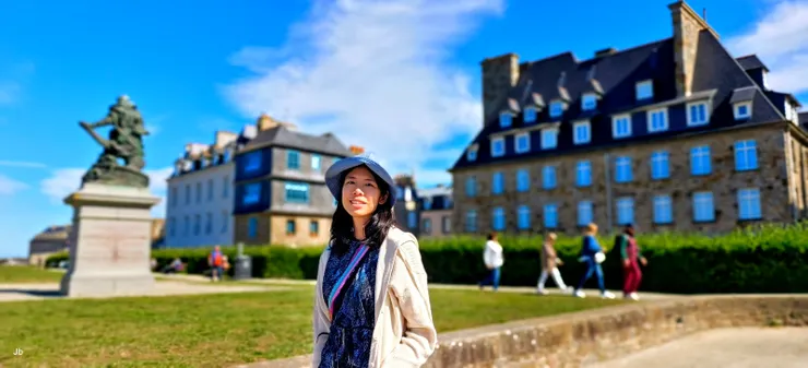 【女兒在荷蘭堡壘，背後雕像即法國探險家雅克·卡蒂埃（Jacques Cartier）。  他因在1534年至1542年間的三次探險而聞名，探索了聖勞倫斯河和加拿大海岸，為法國後來對北美洲的主權主張奠定了基礎。 】