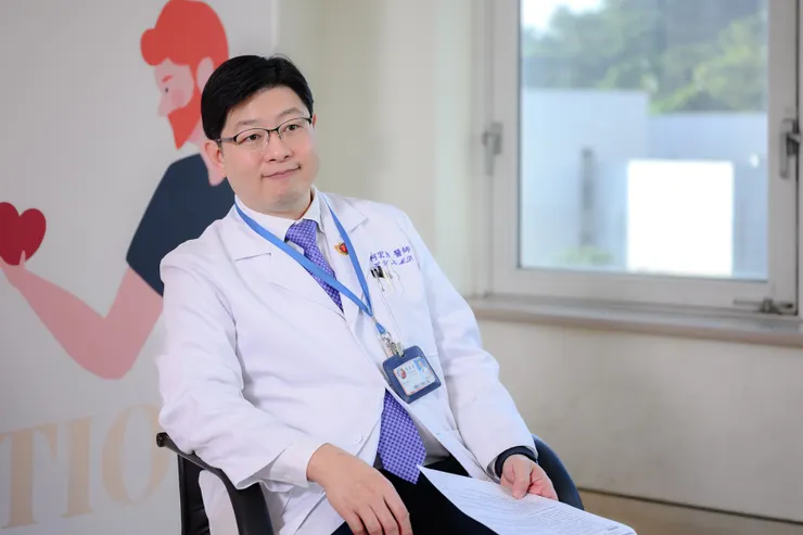 三軍總醫院心臟血管外科柯宏彥主任指出，及早導入長效型左心室輔助器（LVAD），有助維持器官功能並爭取後續治療機會。