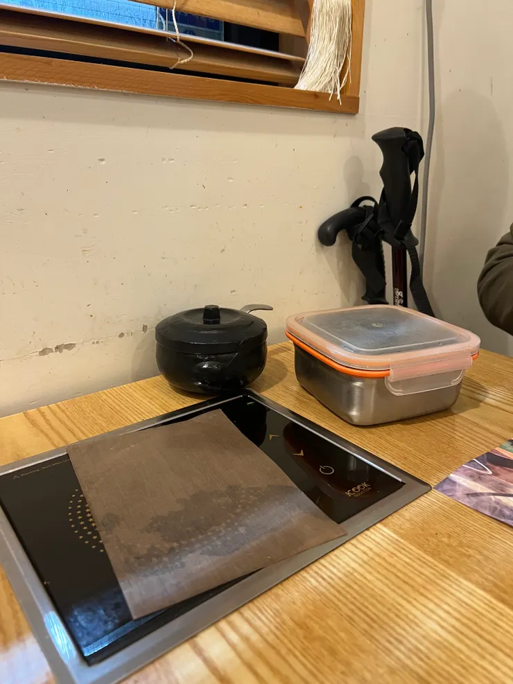 桌上放了一整盒海苔