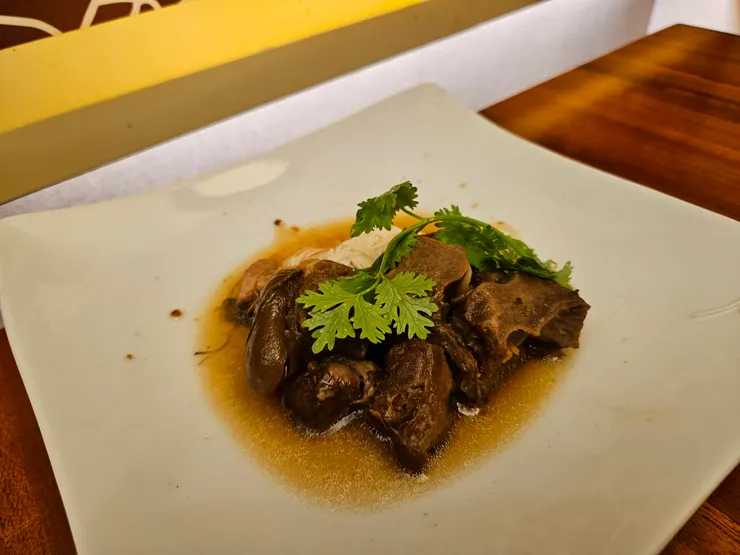 闆娘知道今日我們前來用餐的目的,主要是幫家母慶生,便安排了這道「豬腳麵線」,擺盤精緻高雅、豬腳入口即化,醬汁稍鹹,卻相當美味!