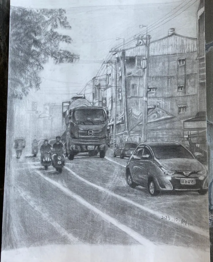 母親畫家裡的附近，車牌的數字透露了思念父親的感受