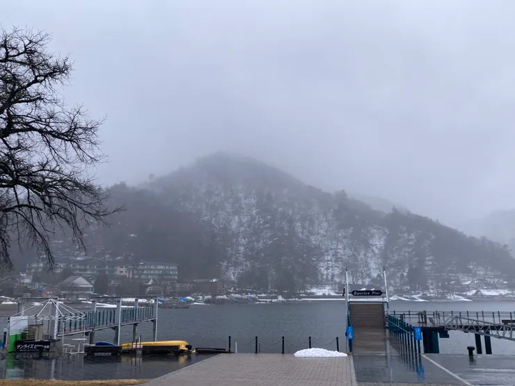 煙雨迷濛的中禪寺湖