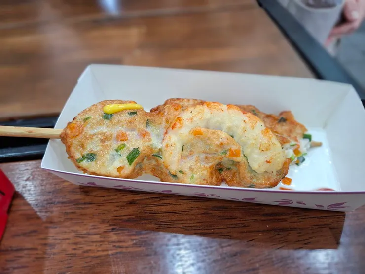 蔬菜魚板,好像也叫做韓國魚糕或炸魚板。總之應該是關東煮的親戚?!