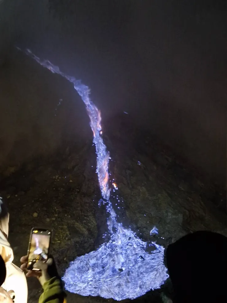 伊真火山著名景色-藍色眼淚