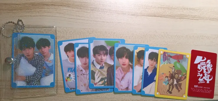 所有小卡(最右邊是吊牌,閃閃袋子裡原本裝的,但現在被我拿來裝真文睡衣小卡哈哈)