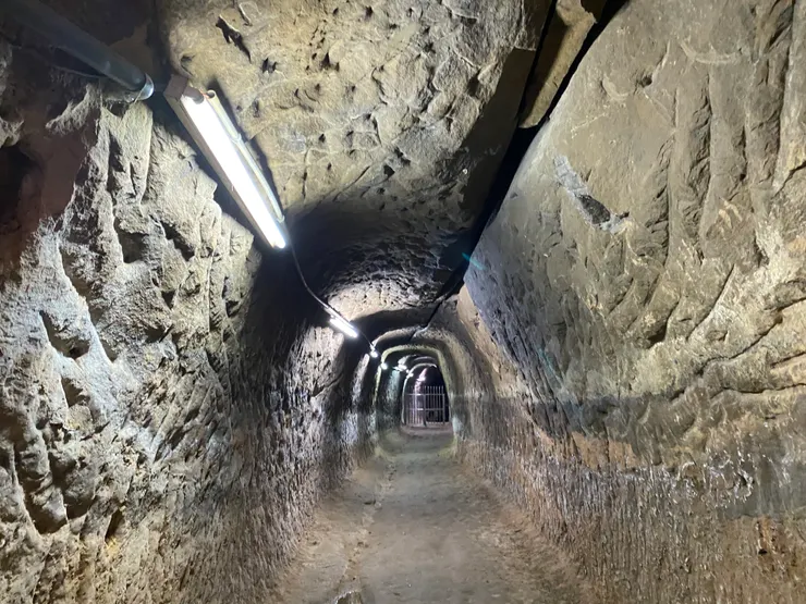 位於新店開天宮下方的大坪林圳引水石硿(筆者攝於2025/5)