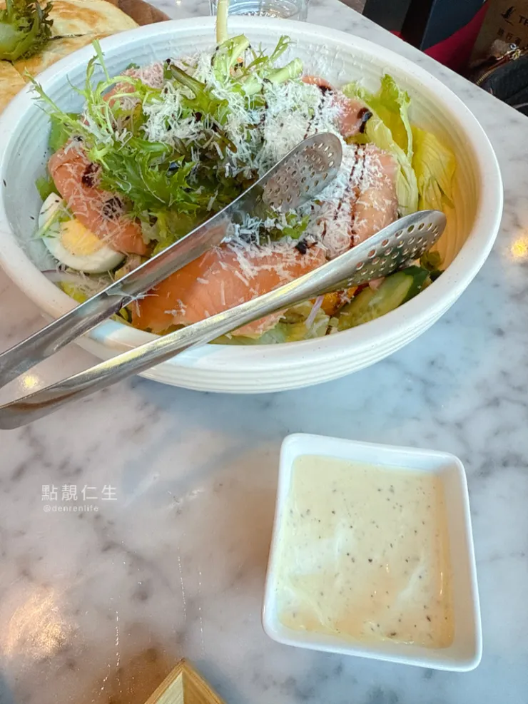 想林口｜鮭魚凱薩沙拉 沙拉醬超好吃 沾麵包也很讚