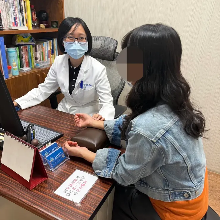 ▲看診中。宜君醫師正在仔細傾聽我的狀況，親切的態度像朋友一樣。