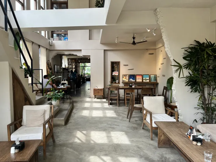 Hotel Blossom 的一樓咖啡廳空間