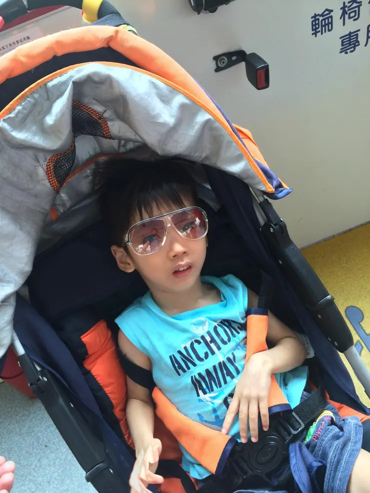 公車班次「並非」班班低底盤，即使刻意配合有低底盤的班次，在祐小時候使用一般嬰兒車外出都困難了，更何況是♿️輪椅族單獨搭公車？