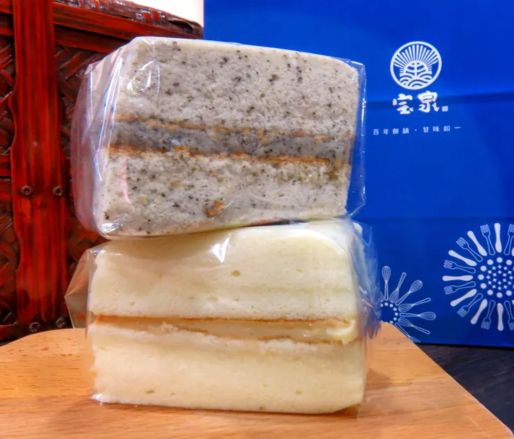 ▲宝泉豆漿蛋糕 (上:芝麻；下:原味)