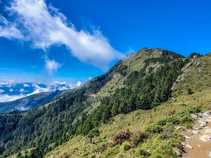 紅紅的屋頂就是嘉明湖山屋