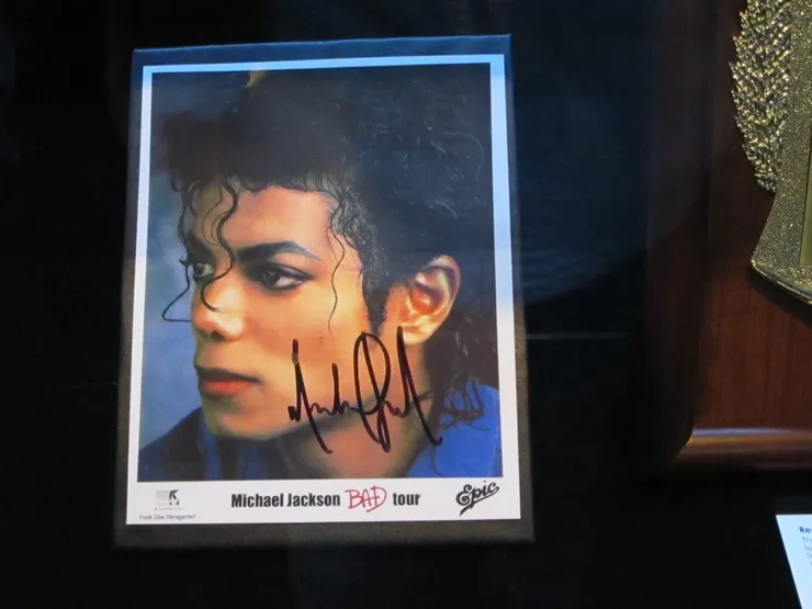 這張我不太確定是什麼，但一看便知道跟MJ第一次巡演有關，上面還附有他的簽名。其實每個物品下都有介紹，只是展品太多，逐個拍下來真的很累和花時間。