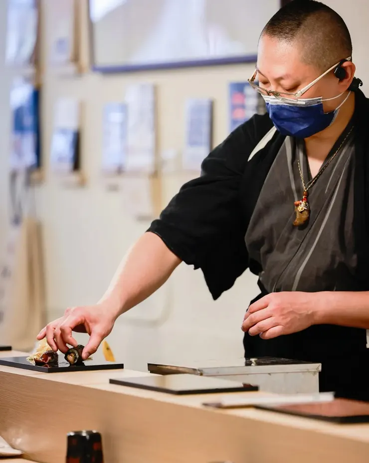 林宏洋以壽司之神為榜樣，專心一志守護日式美味，讓每一貫壽司都承載著純粹初心。圖/宏洋酢壽司提供