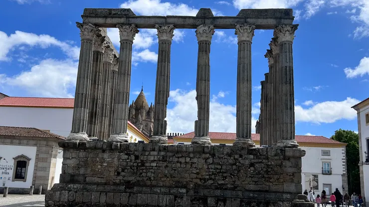 黛安娜神殿還能看到主座教堂尖頂