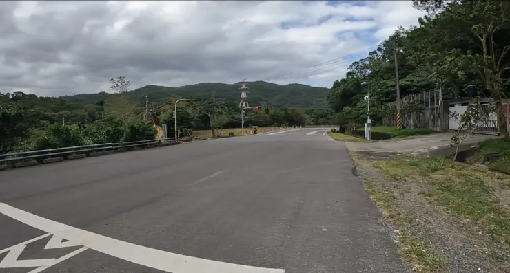 不只不用踩踏板，還幾乎要一路煞車。