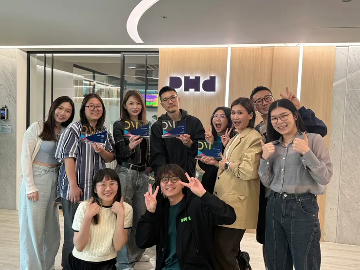 PHD Taiwan 團隊與OMG Taiwan CEO Kelly（後排左三）共同慶祝榮獲大獎的高光時刻。