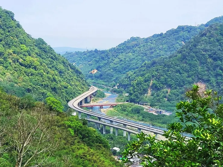 ▲由牛鬥峽谷蜿蜓而出的台72快速道路