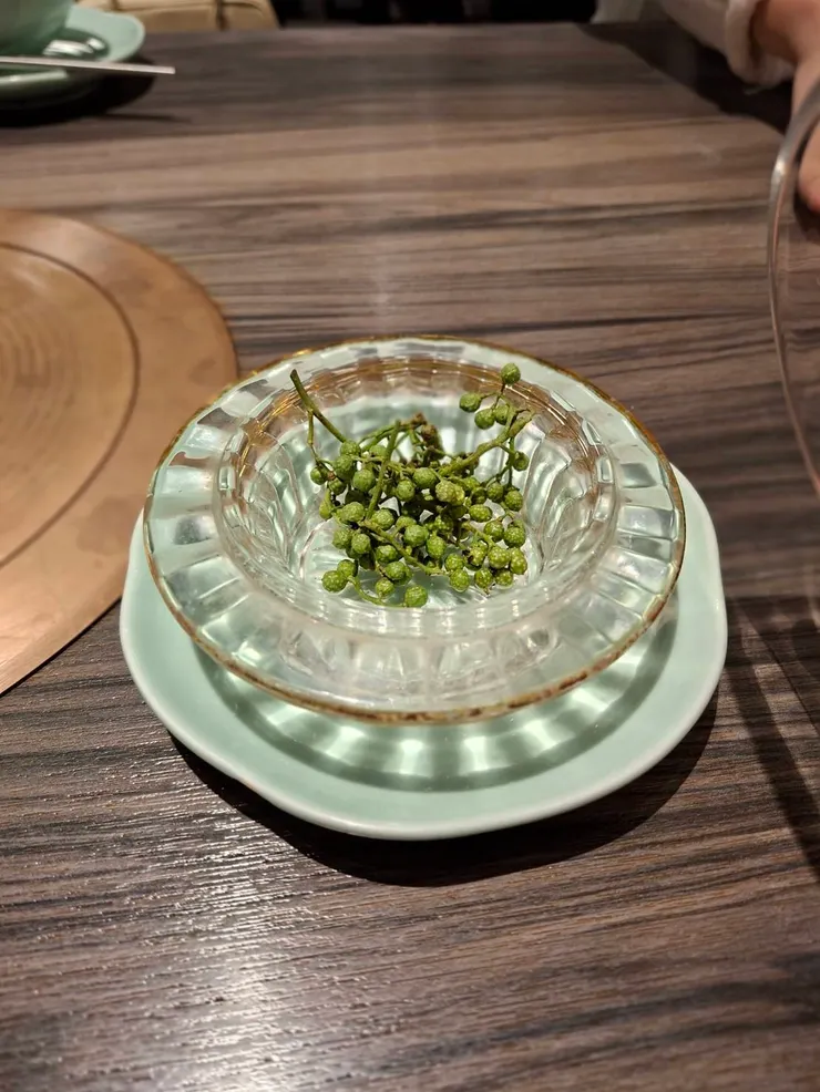 桌上放著一盅青花椒，味道很特別