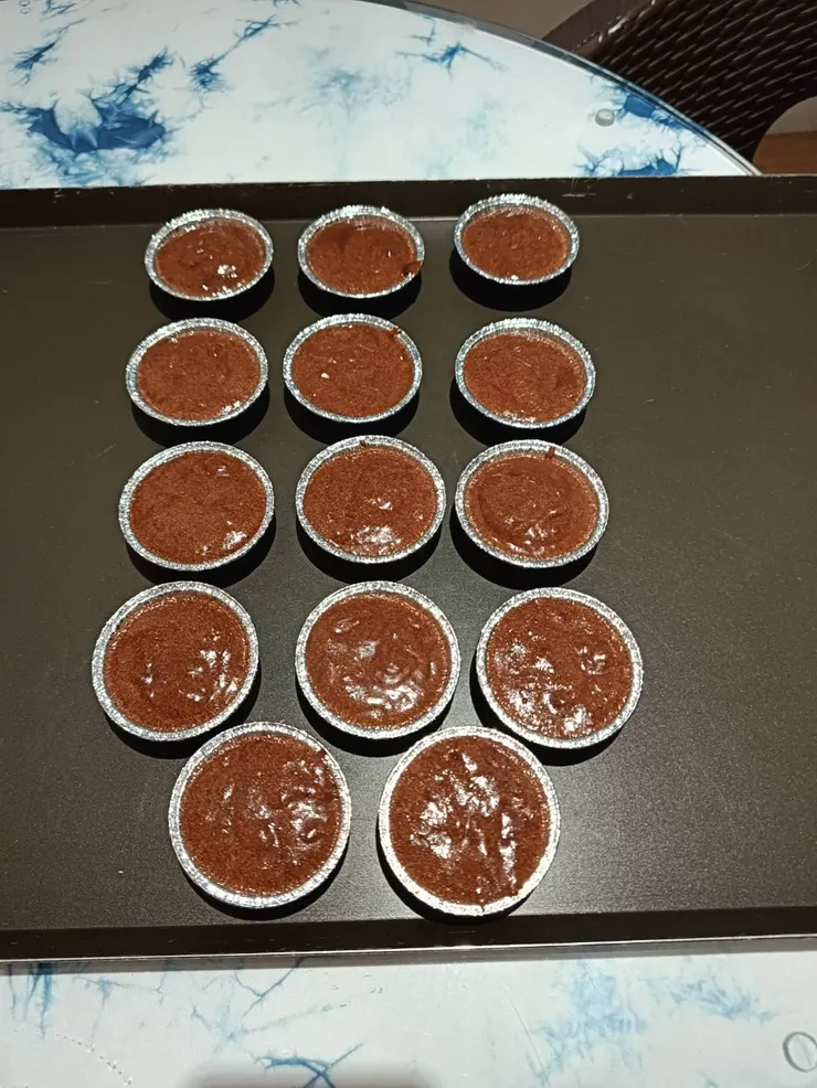 將巧克力糊裝入容器輕敲後放入烤盤，準備開烤