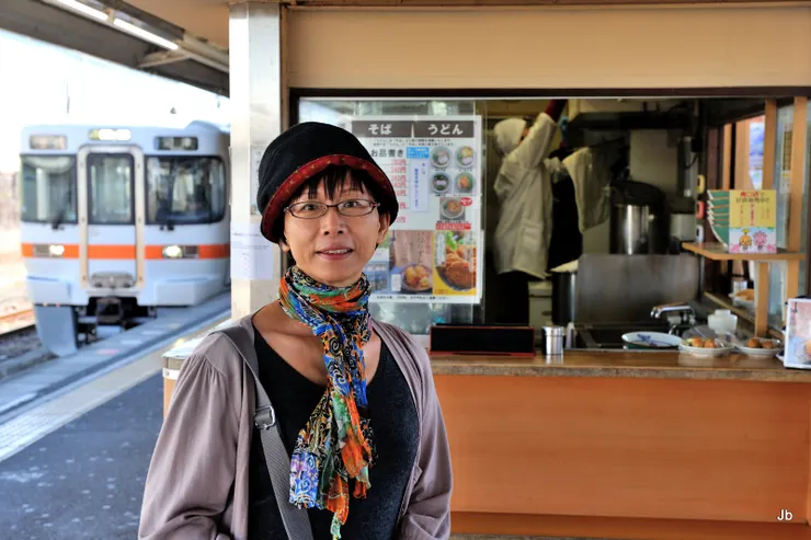 三島駅候車的老婆