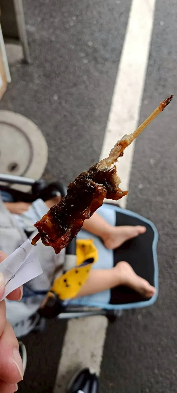 老婆買的鰻魚串，那調味醬真的還不賴😍