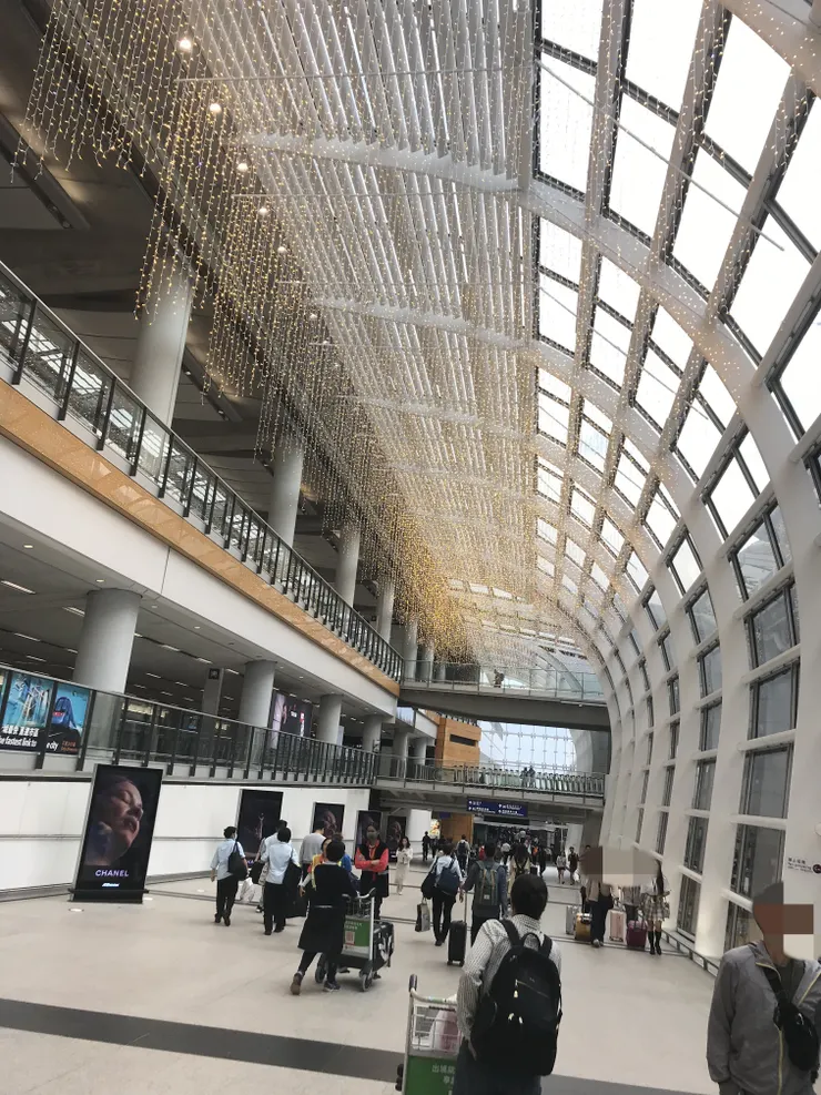 這條路大家也不陌生吧。從這條路出去坐車回家。