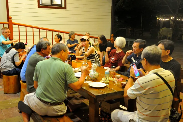 【高粱白蘭地各一瓶竟然當夜飲盡 廉頗老矣多少年未見這樣的豪氣！茶酒聊天，YY隨時手持酒瓶尋找空杯。】