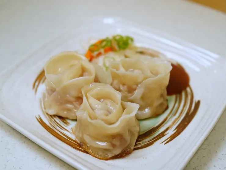 超吸睛的玫瑰造型煎餃，是來店必點的拍照打卡聖品。