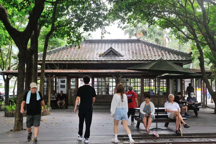 【林業文化園區像活歷史書 貯木池旁盤據著日式建築。竹林車站背面,園區內保留著數棟復舊的日式建築。】