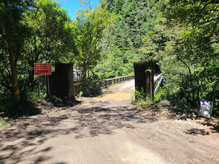 仁壽橋，之後水泥鋪面，還要一段才到路口啊啊，超熱